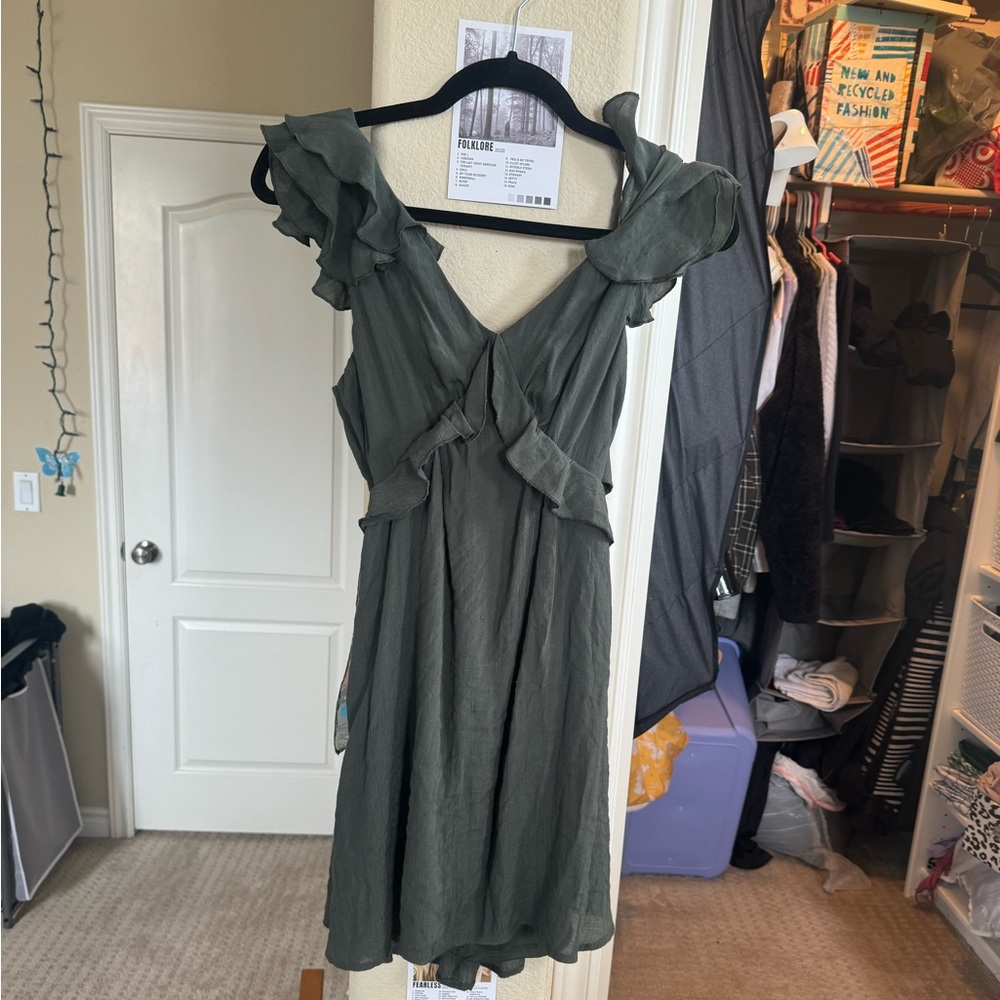 green keyhole back dress ruffle sleeve